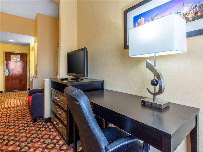Quality Inn & Suites Montgomery East Carmichael Rd מראה חיצוני תמונה