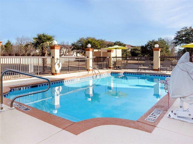 Quality Inn & Suites Montgomery East Carmichael Rd מראה חיצוני תמונה
