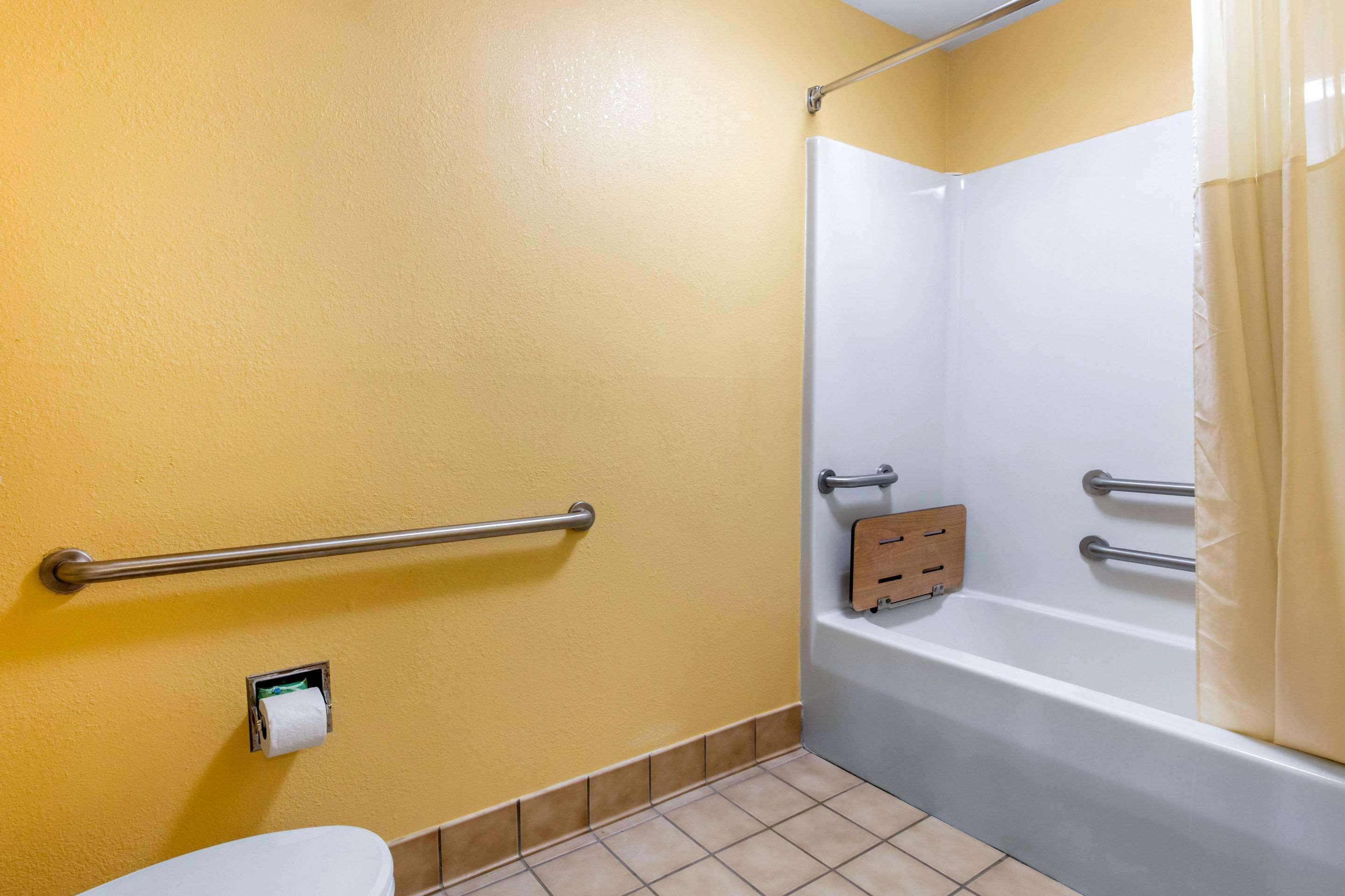 Quality Inn & Suites Montgomery East Carmichael Rd מראה חיצוני תמונה