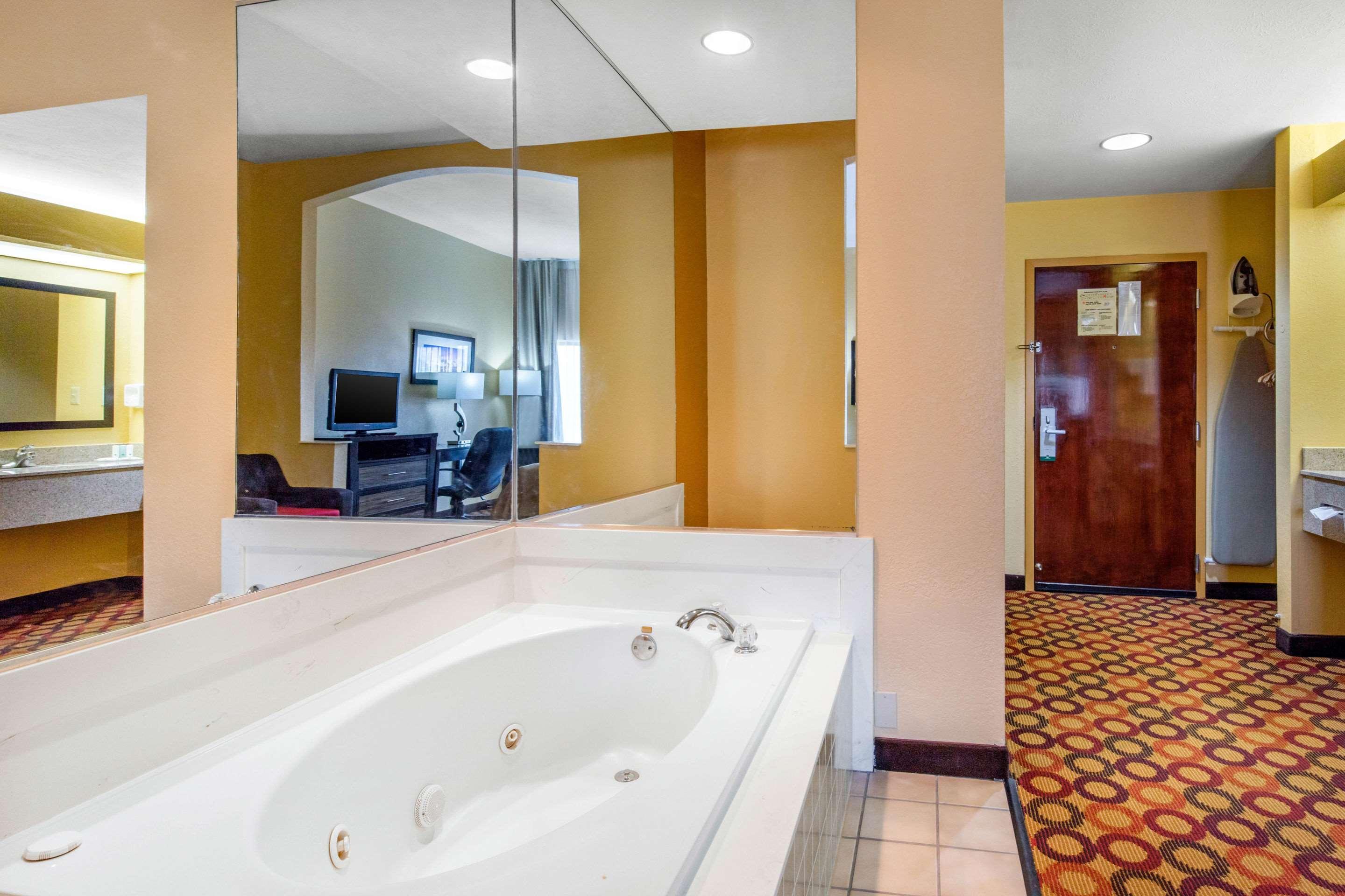 Quality Inn & Suites Montgomery East Carmichael Rd מראה חיצוני תמונה