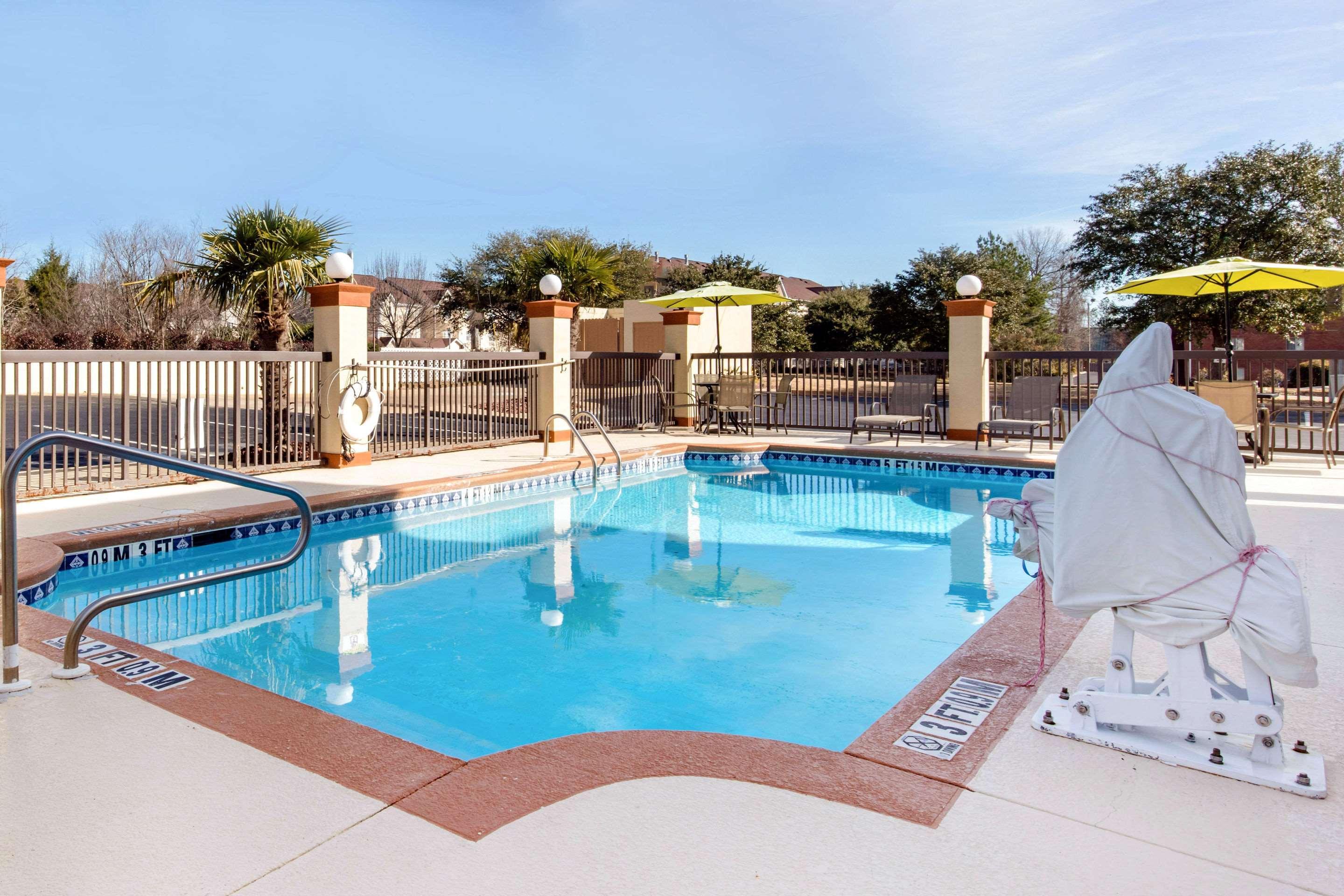 Quality Inn & Suites Montgomery East Carmichael Rd מראה חיצוני תמונה