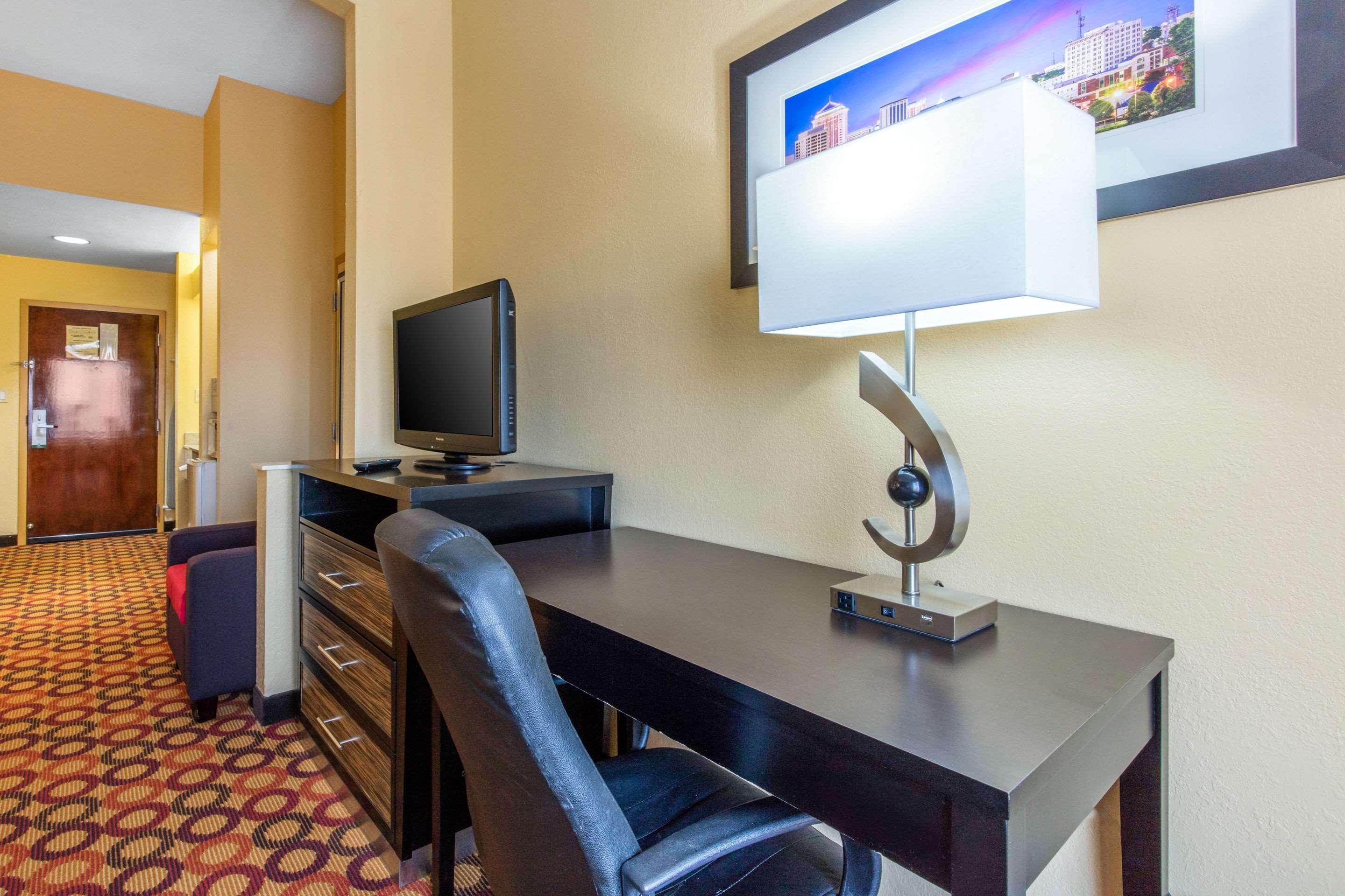 Quality Inn & Suites Montgomery East Carmichael Rd מראה חיצוני תמונה
